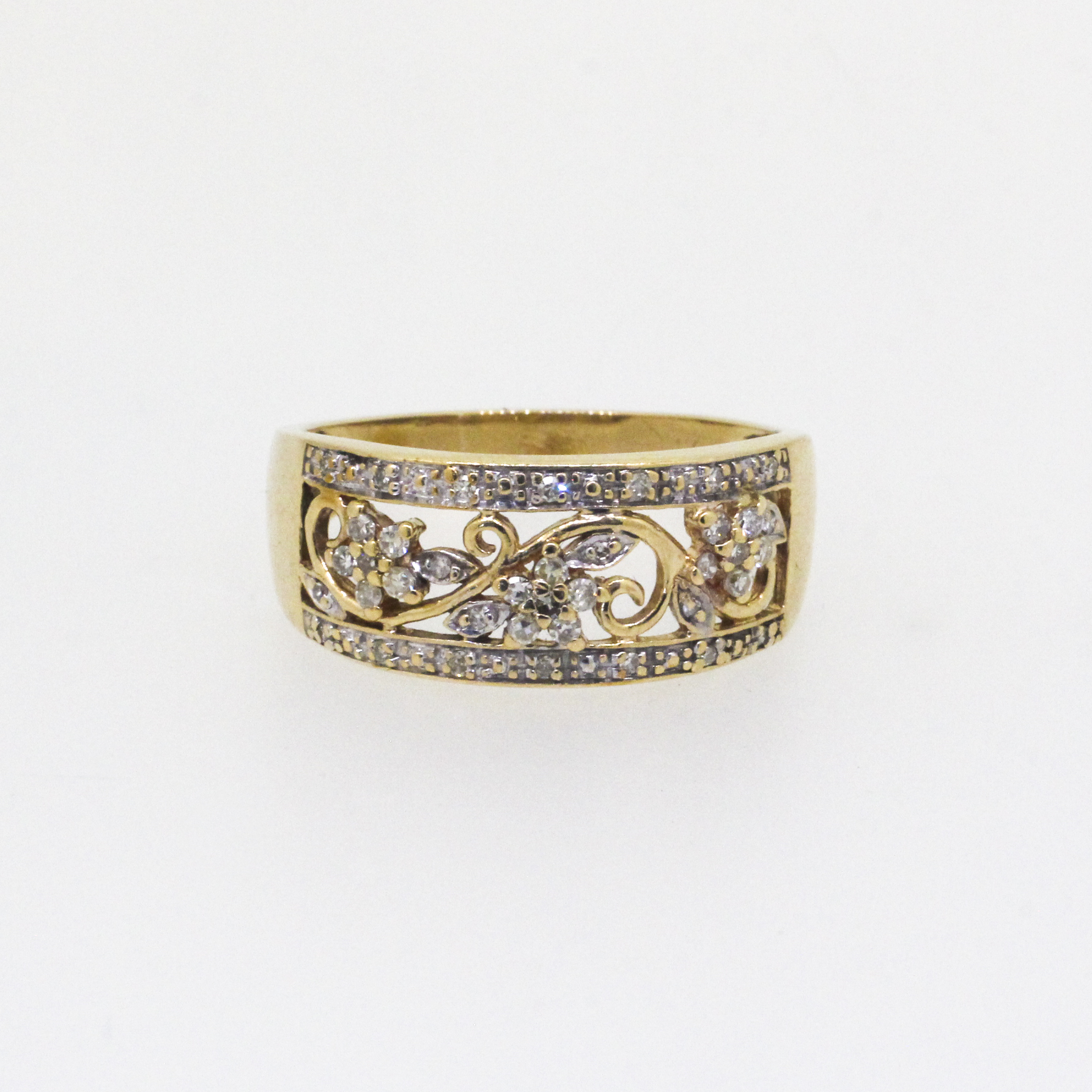 438. · Diamond Filigree Ring 3.40g
