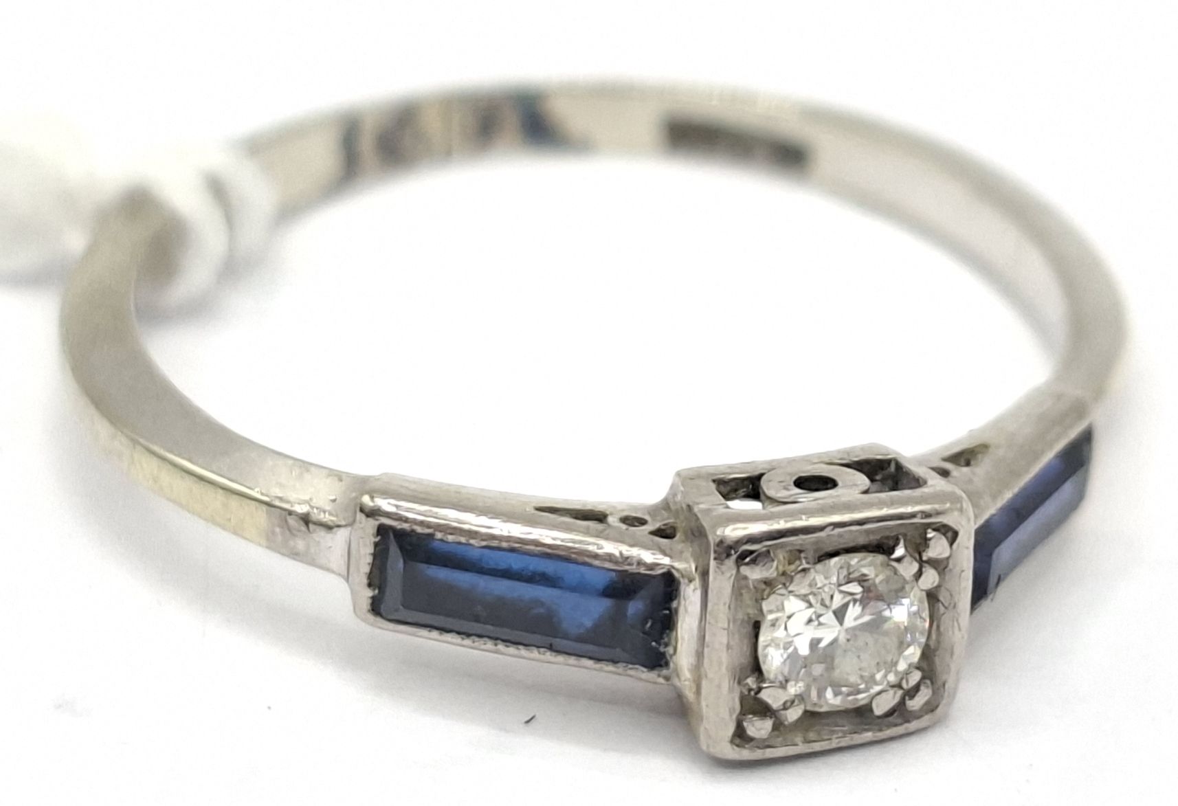 1166 · 18CT GOLD DIAMOND SAPPHIRE RING