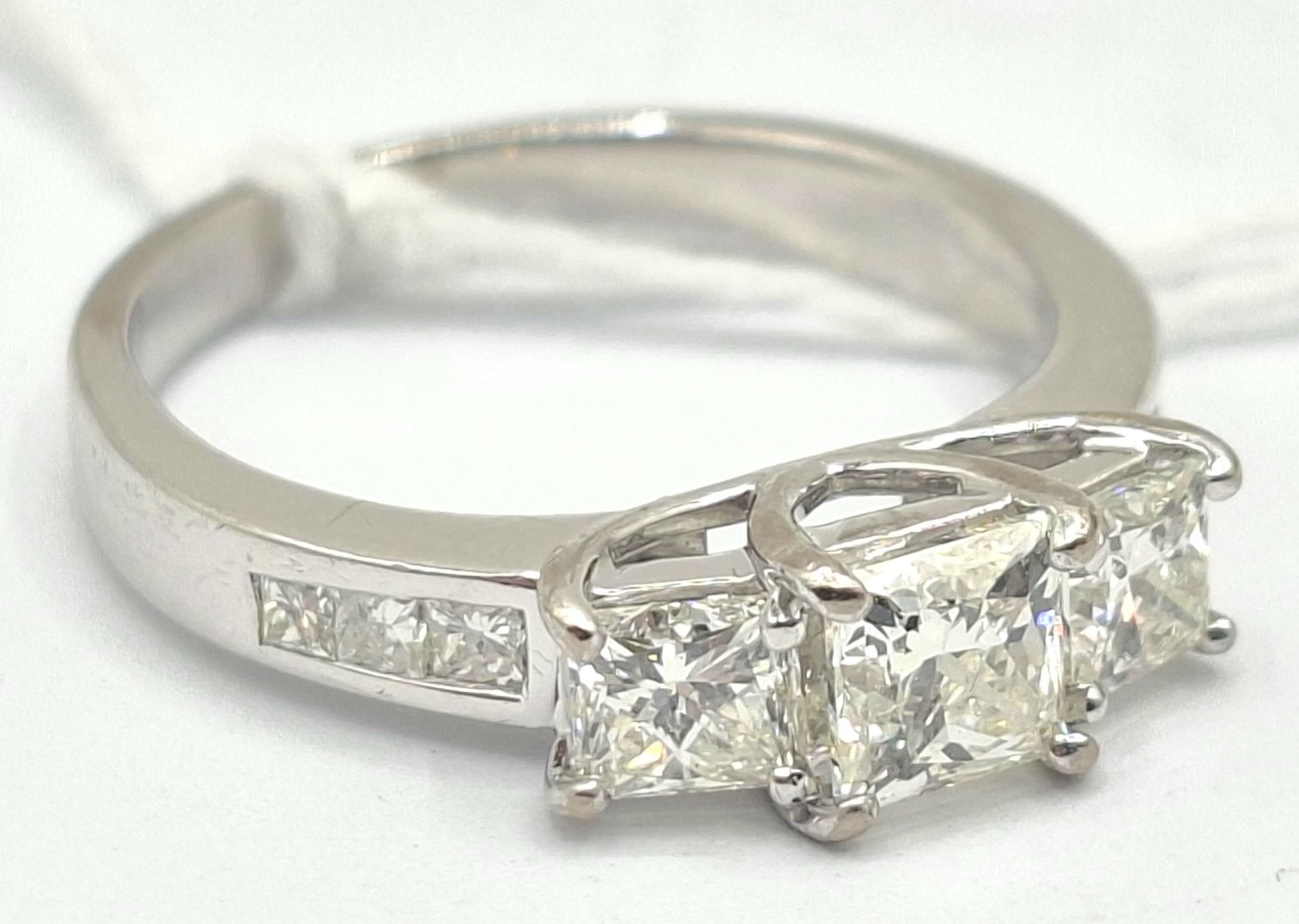 301 · 18CT DIAMOND ROW RING