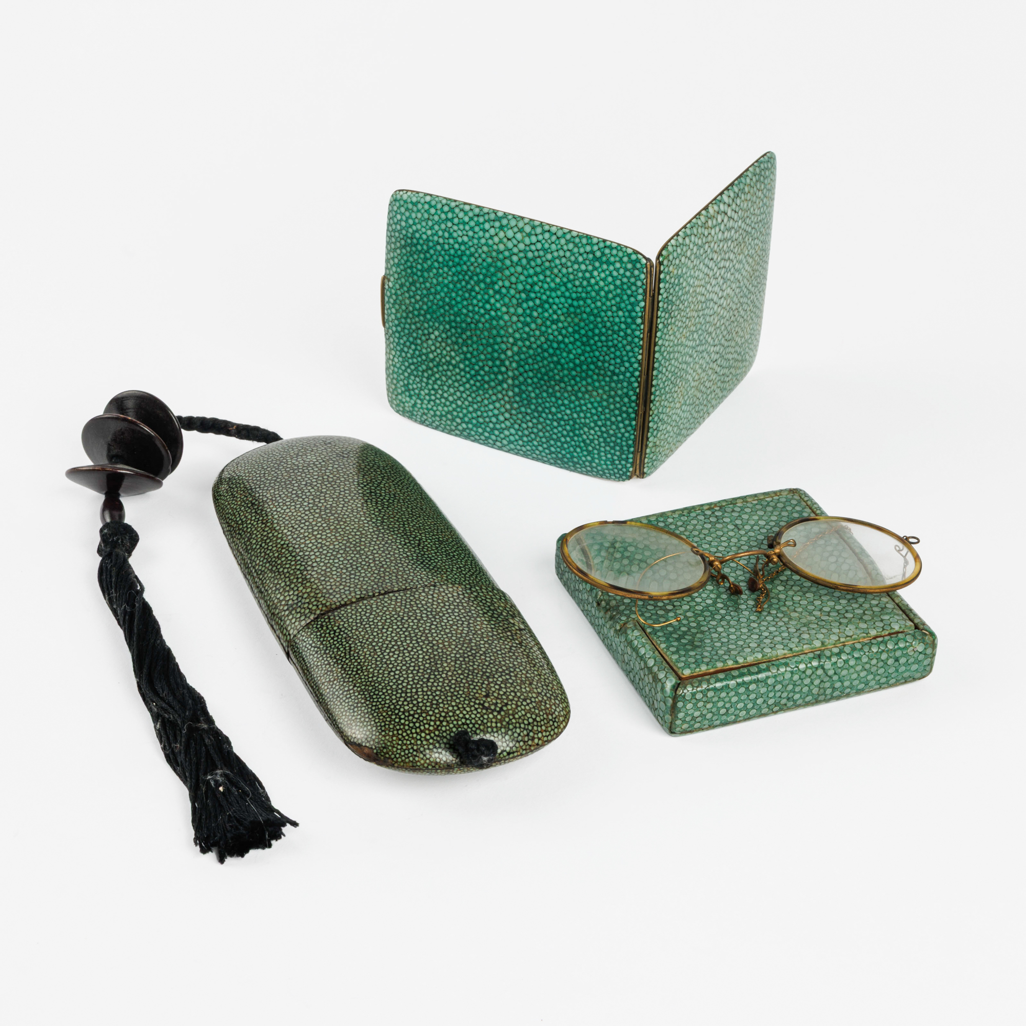 Three shagreen veneered art deco pieces. 1. Eyeglass case with a brush and three wooden buttons – kavel bij Bernaerts, Antwerp