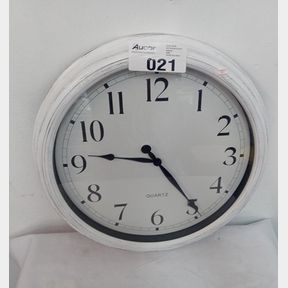 50CM WHITE DISTRESSED LOOK QUARTZ WALL CLOCK -