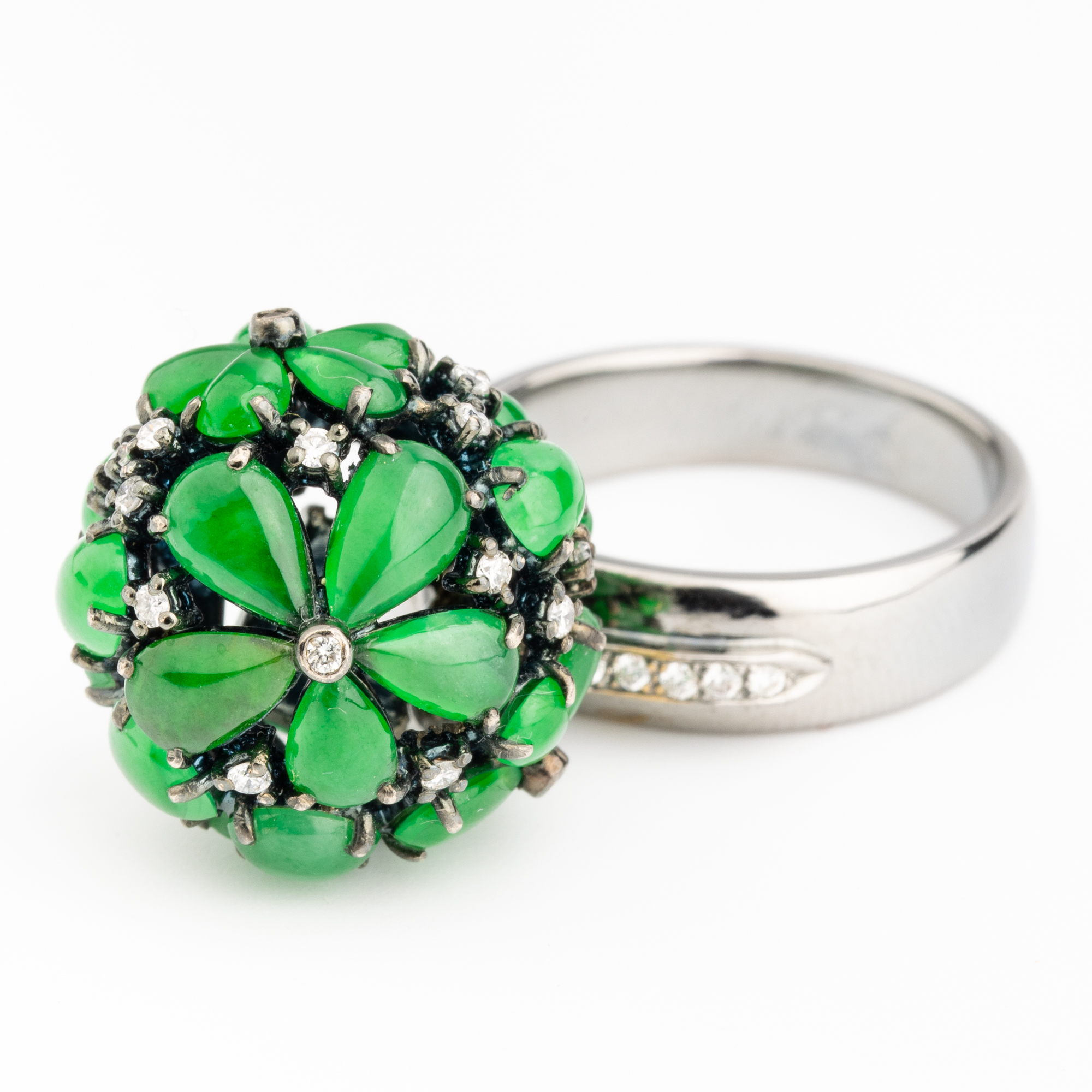 10 · 18ct White Gold Jade & Diamond Ring