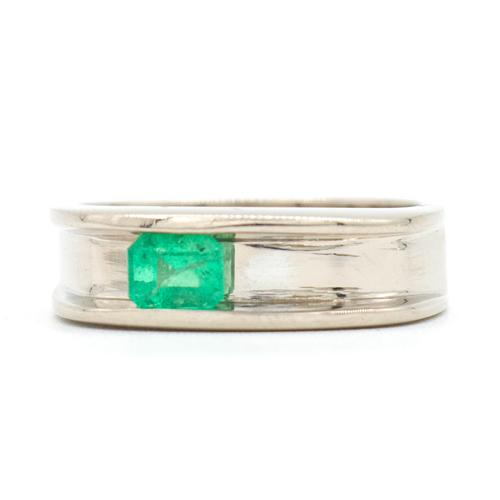 Anillo con esmeralda