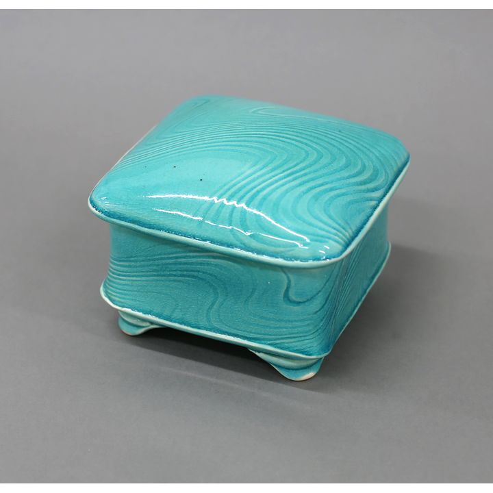 Merilyn Wiseman - Square lidded box