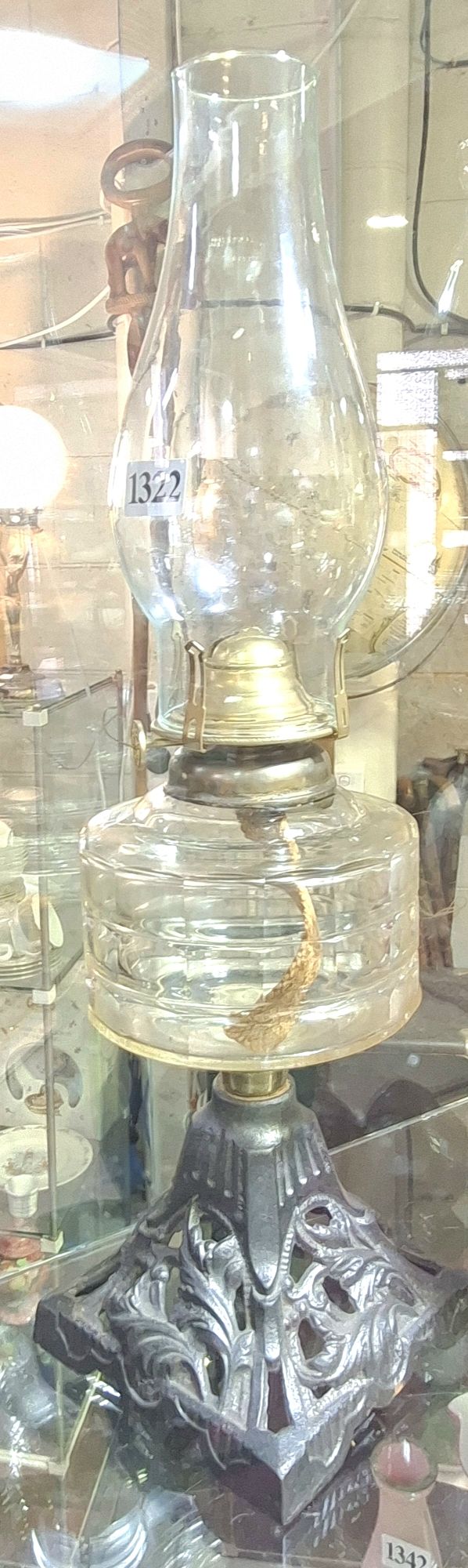 1322 · VICTORIAN CLEAR GLASS OIL LAMP