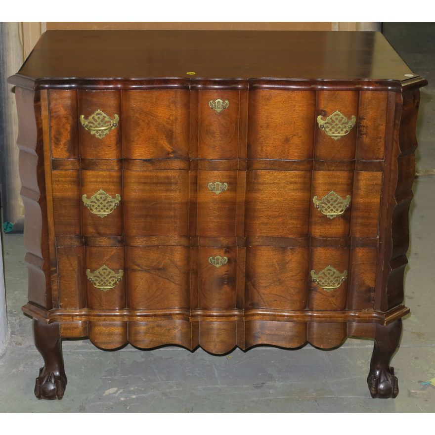 AN EARLY 20TH CENTURY IMBUIA CHEST OF DRAWERS,