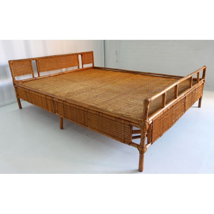 WICKER KINGSIZE BEDSTEAD WITH QUEEN SIZE MATTRESS