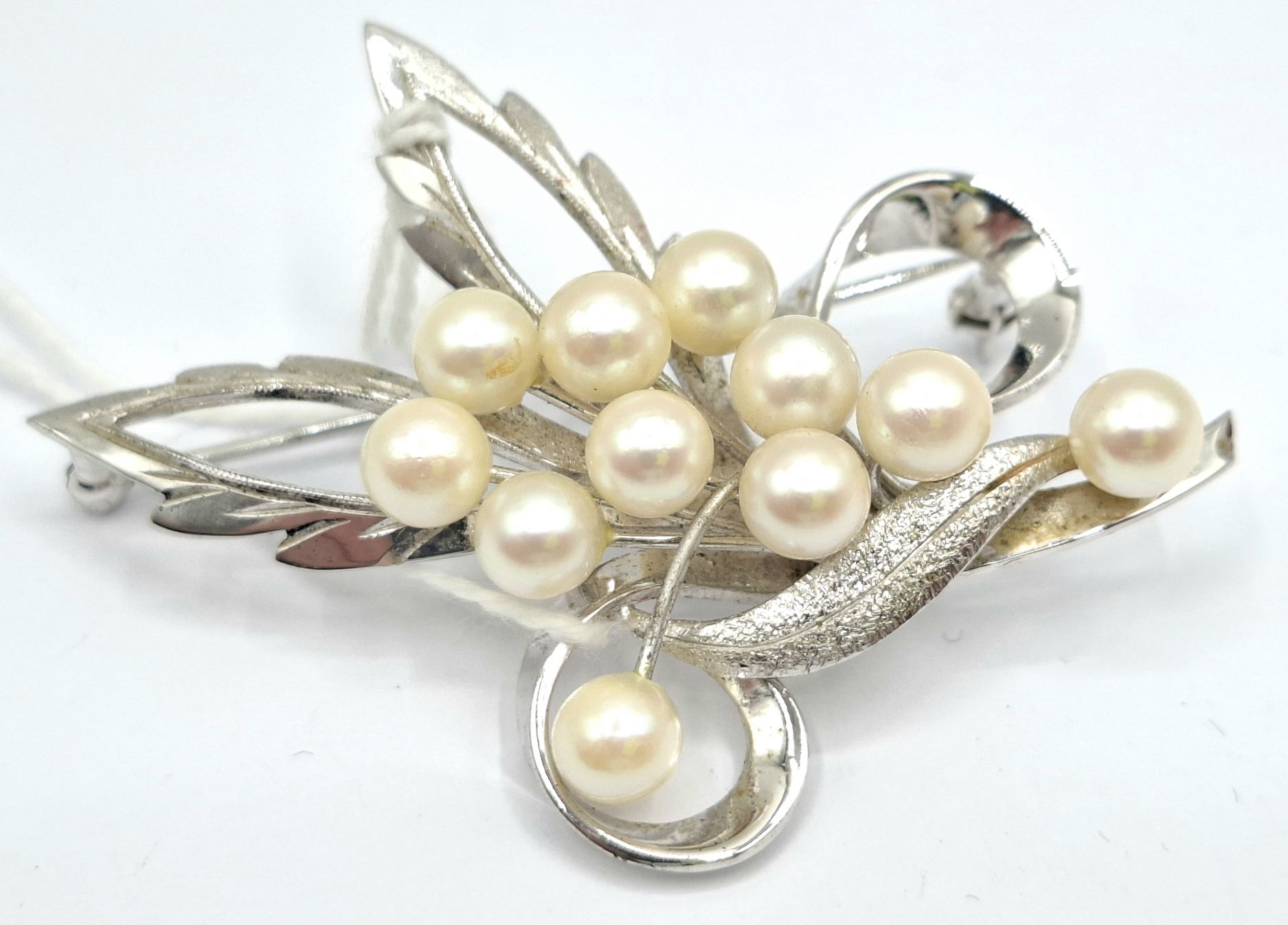 1121 · STERLING SILVER AND PEARL BROOCH