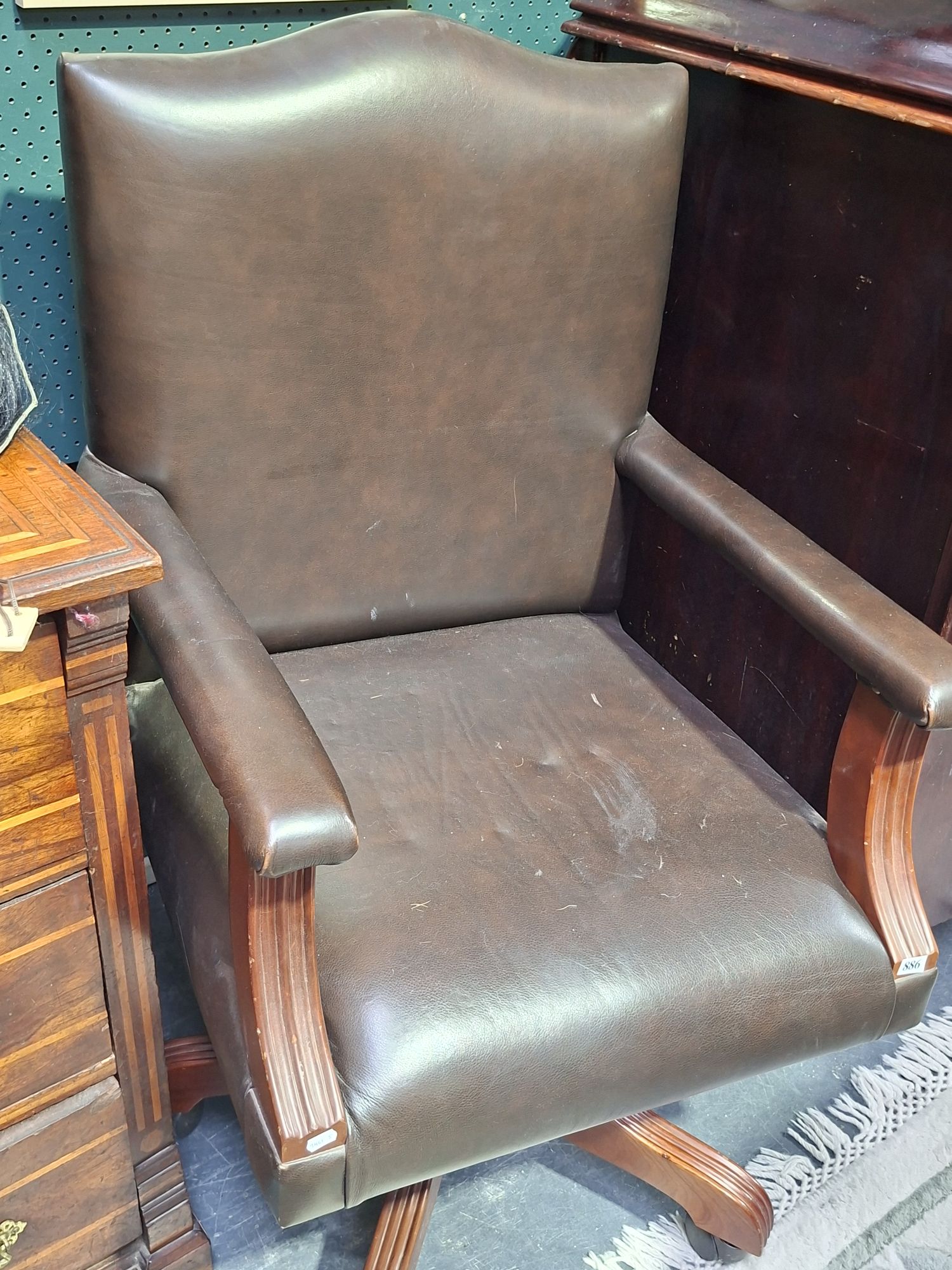 EXECUTIVE OFFICE CHAIR