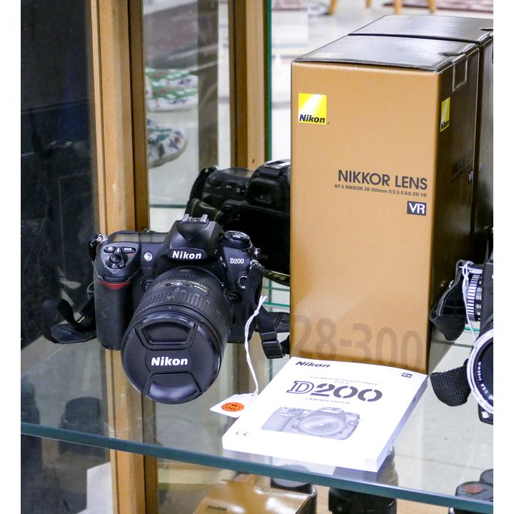 Nikon D200 Camera with VR AF-S Nikkor 28-300mm