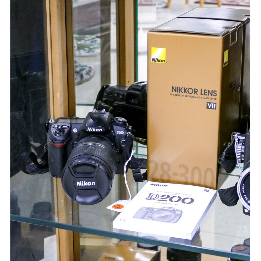 Nikon D200 Camera with VR AF-S Nikkor 28-300mm
