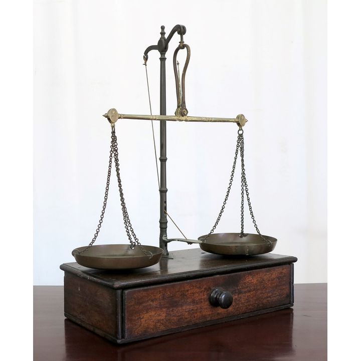 EARLY 20TH CENTURY BRASS BALANCE SCALE