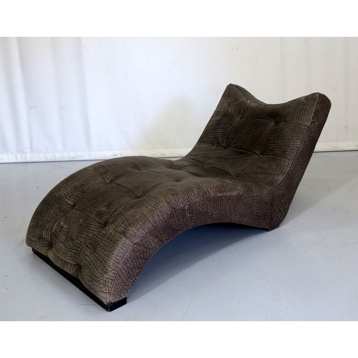 UPHOLSTERED LOUNGE CHAIR