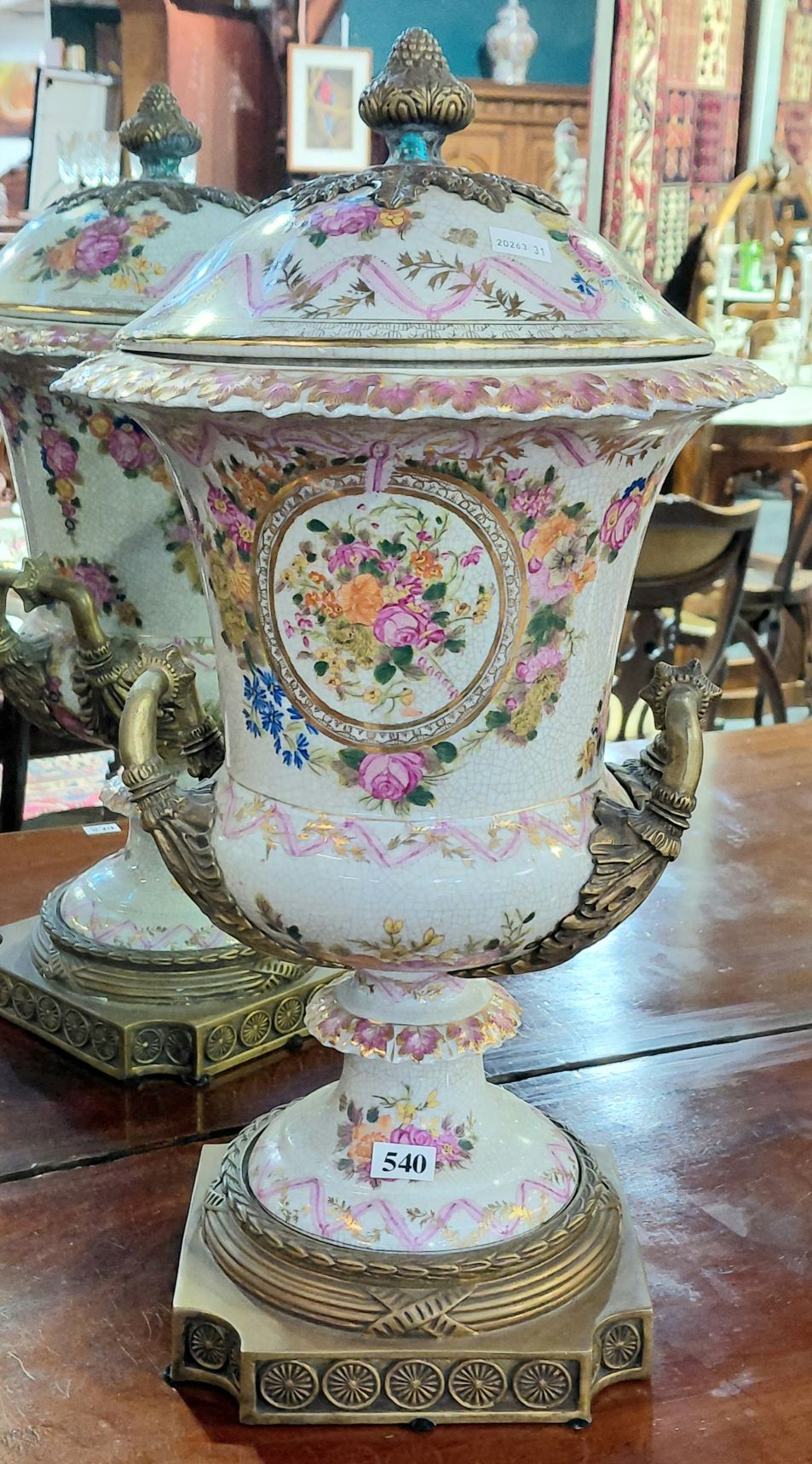 540 · DECORATIVE URN ON STAND