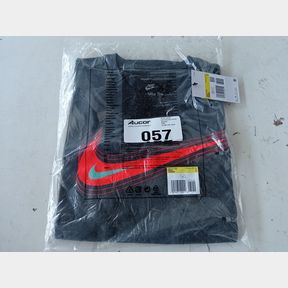 M NSW TEE SWOOSH 12 MONTH - IRON GREY/BRIGHT CRIMSON - S