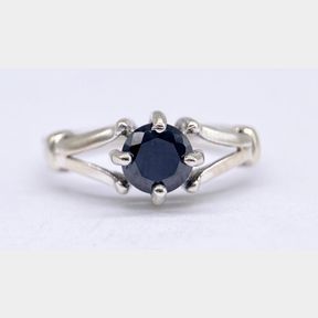 BEAUTIFUL ROUND BRILLIANT BLACK CUBIC RING.2.6G/RING SIZE K 1/2�
