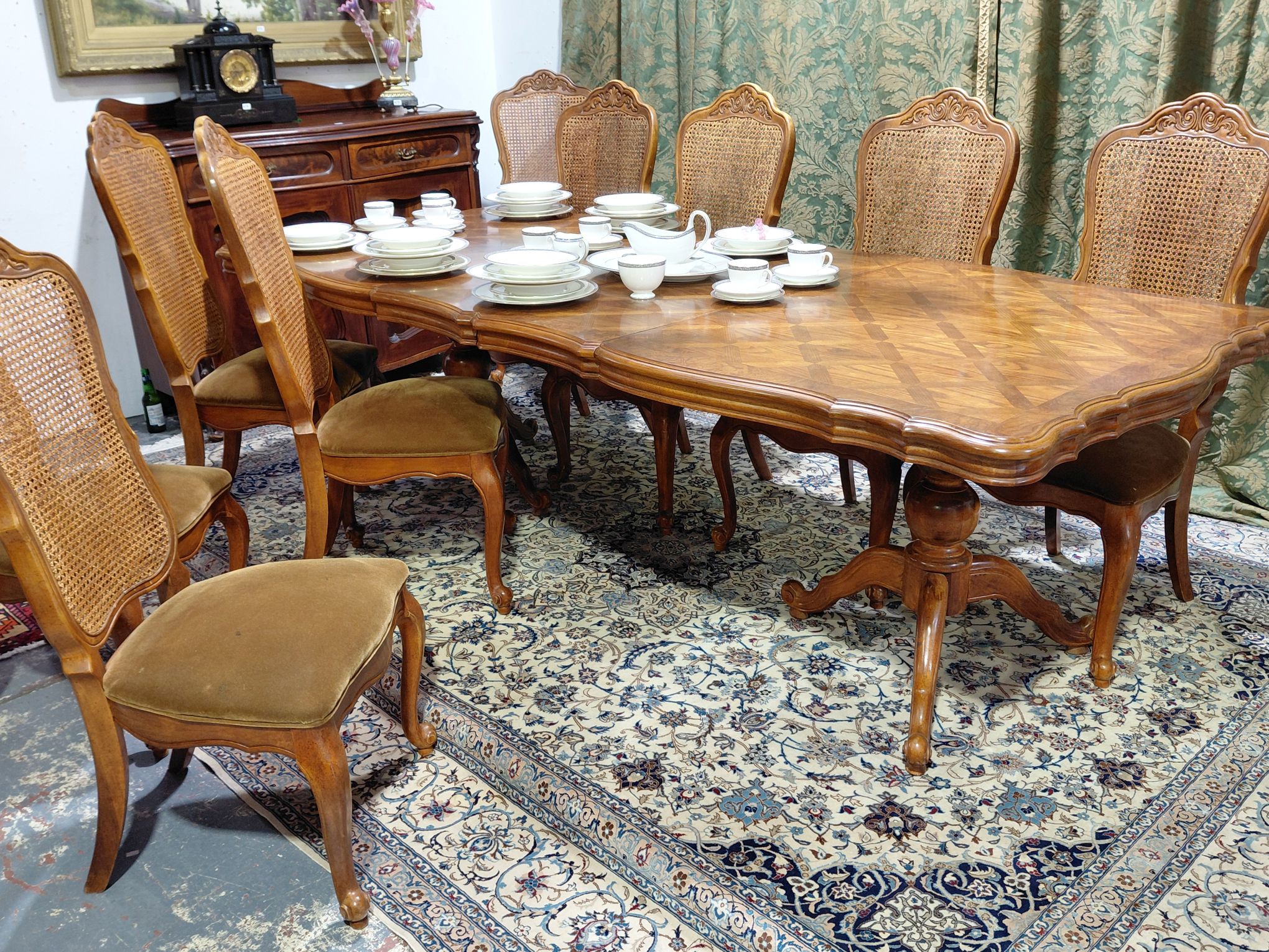 678 · FRENCH PROVINCIAL STYLE DINING TABLE