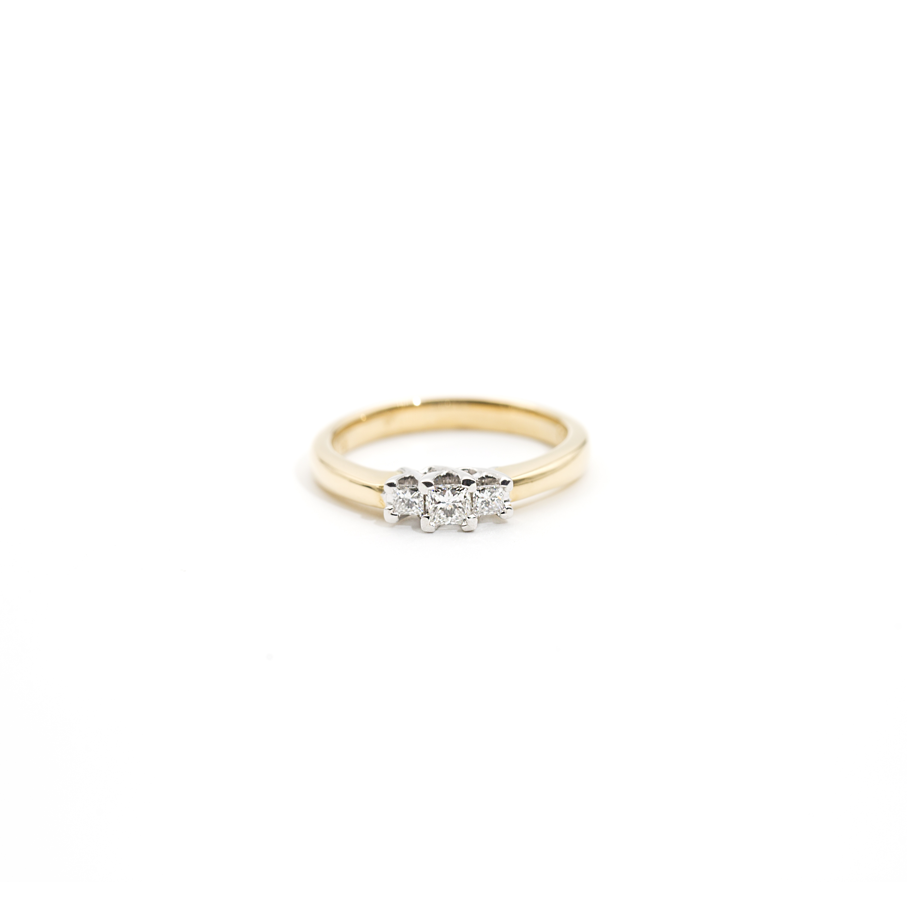481. · 18ct Gold & Diamond Ring 4.7g