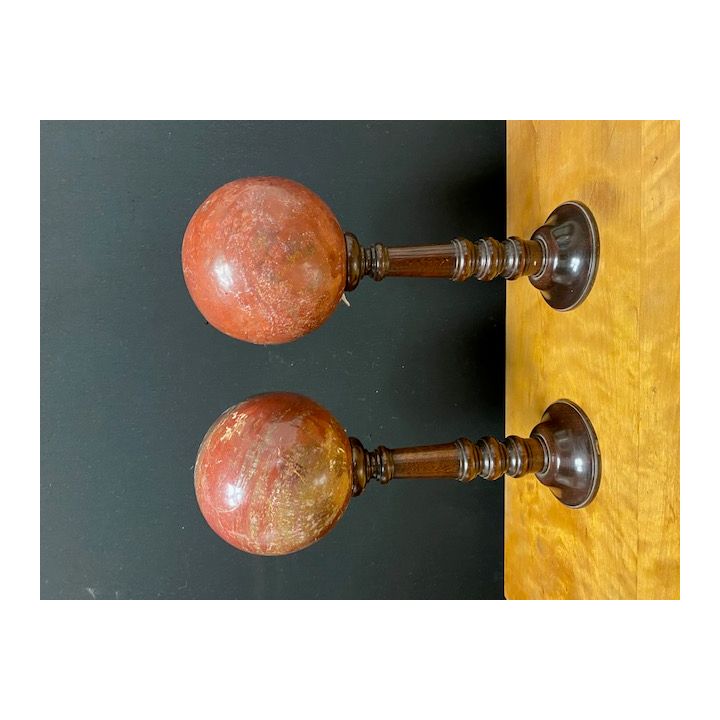 Deux grosses boules sphériques en marbre rouge du Languedoc