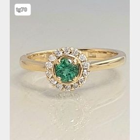 18CT YELLOW GOLD RING WITH EMERALD CENTER SURROUNDED BY 14 DIAMONDS