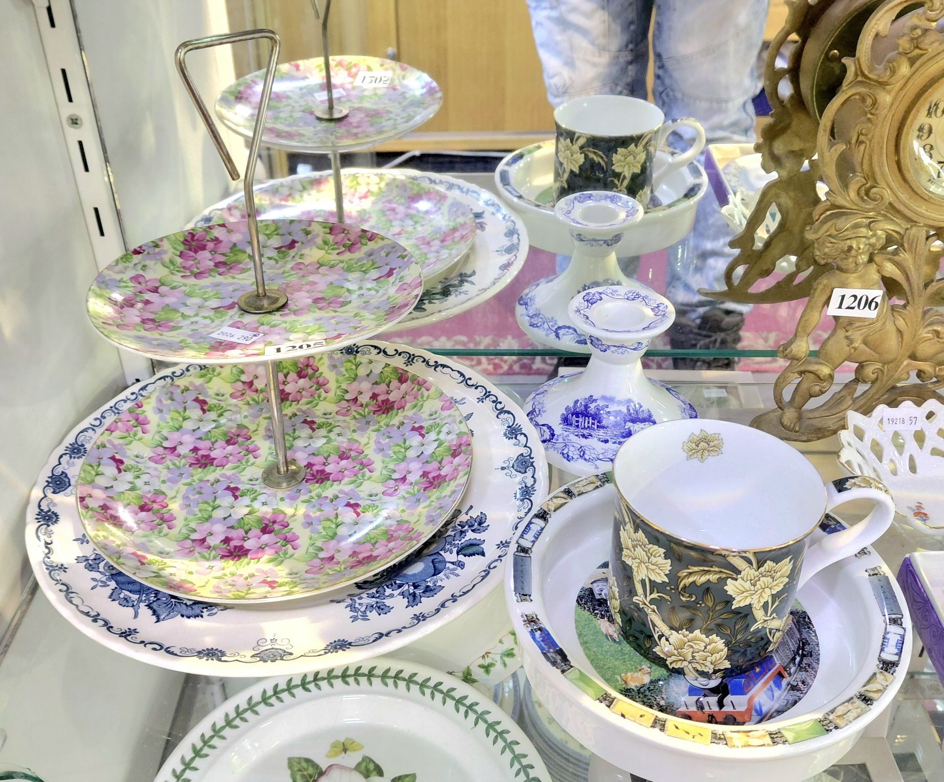 GROUP OF CERAMIC TABLEWARE