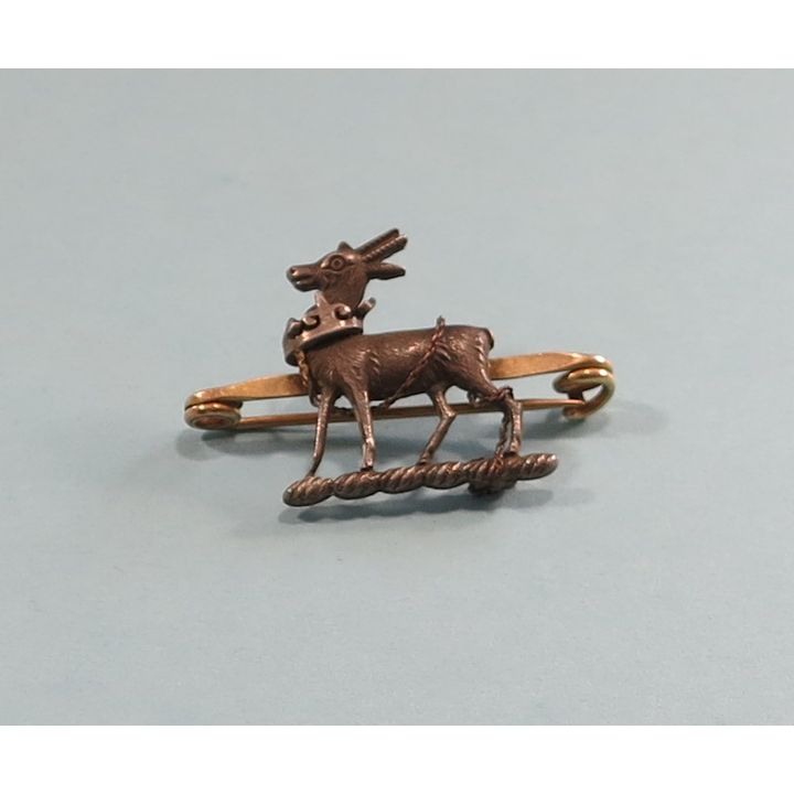 A CASED 9CT GOLD AND SILVER BROOCH,