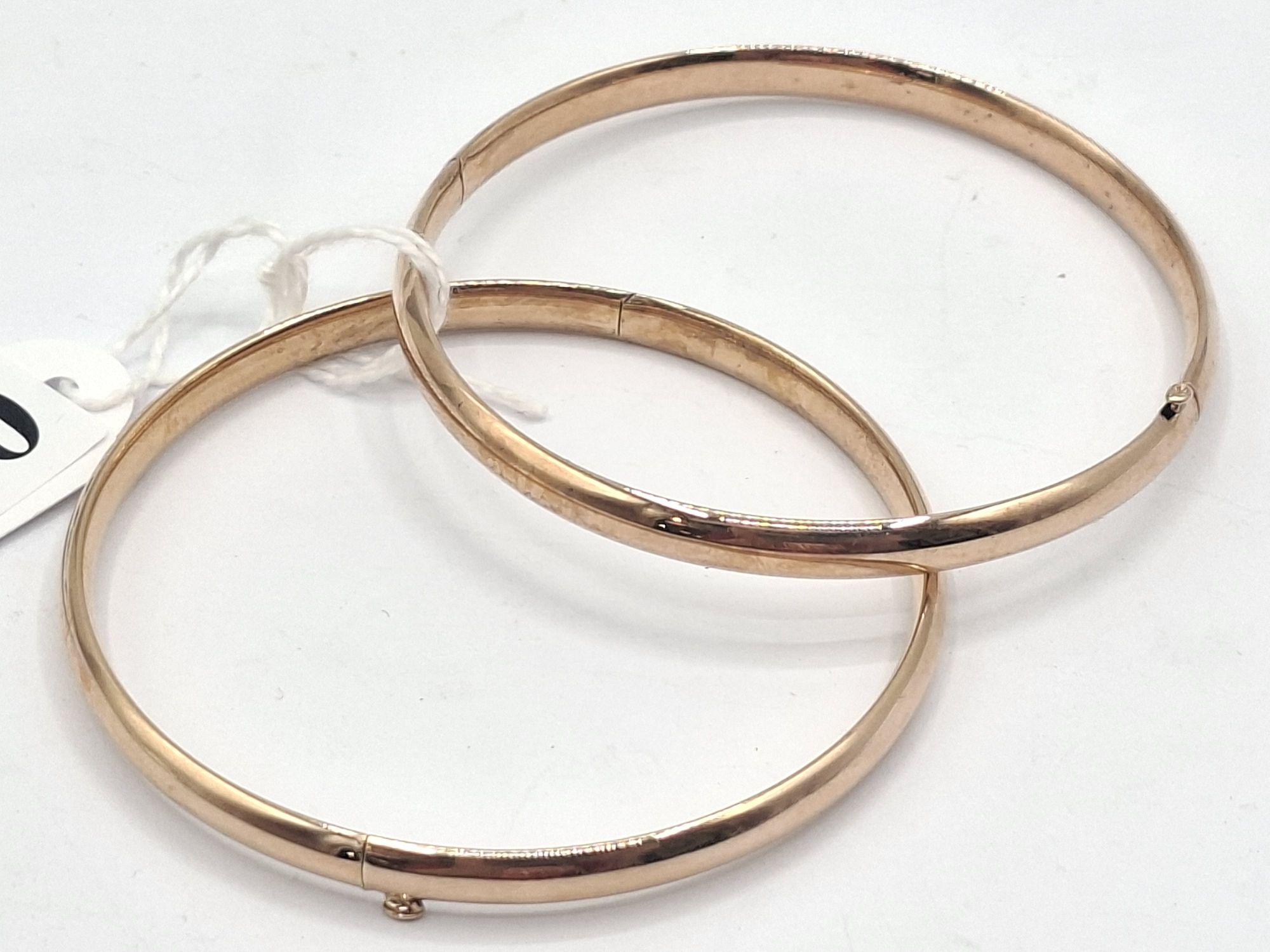 320 · A PAIR OF 14CT HINGED BANGLES
