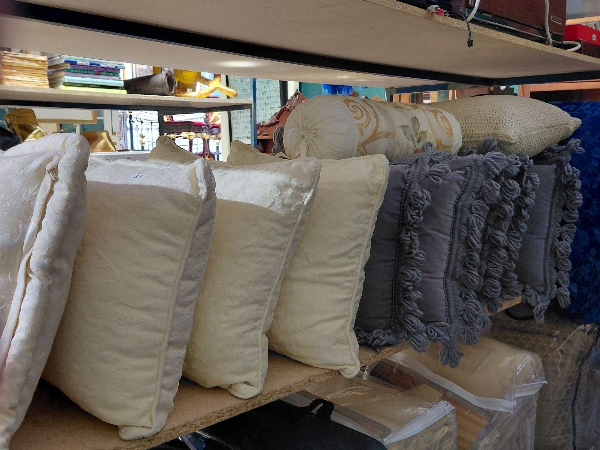 422 · THROW CUSHIONS
