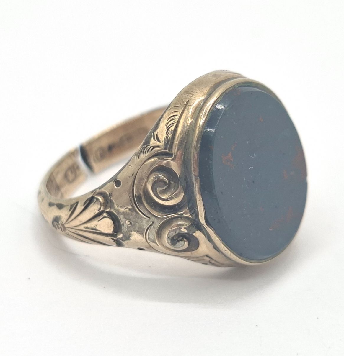 214 · VICTORIAN 9CT SIGNET RING