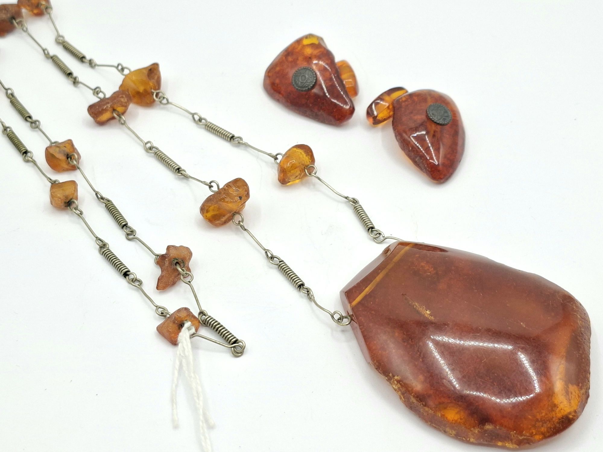 1055 · AMBER NECKLACE AND CUFF LINKS