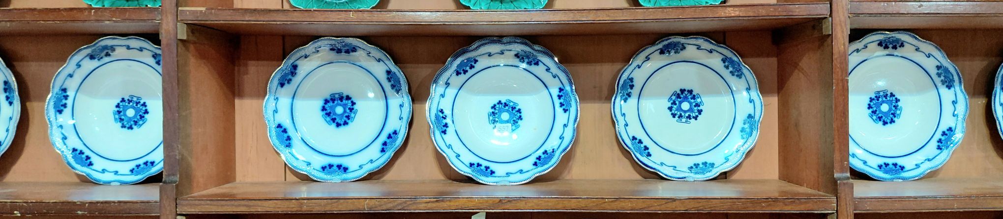 557 · ANTIQUE PART DINNER SET