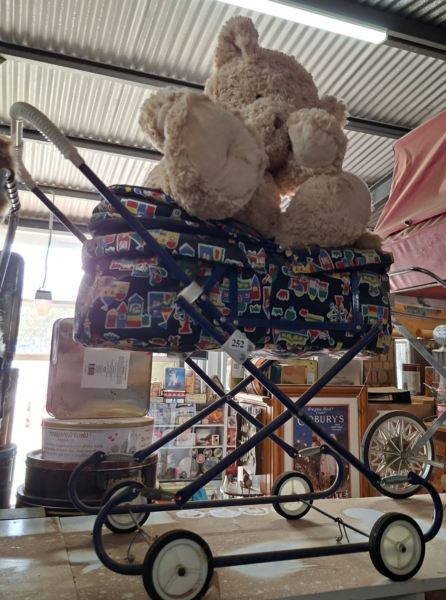 252 · DOLLS PRAM