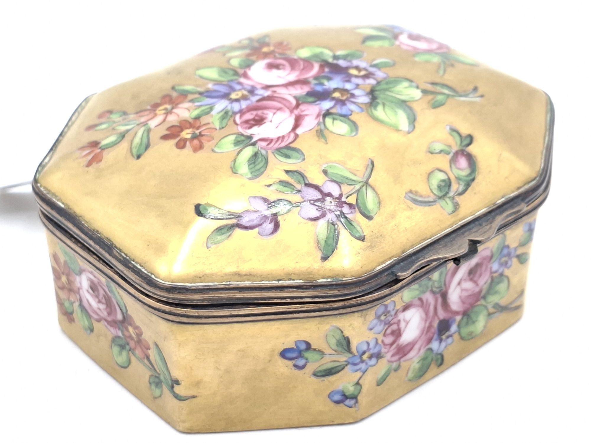 62 · EUROPEAN PORCELAIN TRINKET BOX