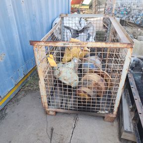 LOT ASSORTED HME SPARES INCL: 4X HYDRAULIC CYLINDERS & 1X BUCKET TIPS WITH CAGE
