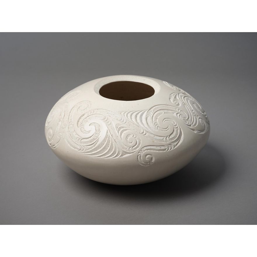 Manos Nathan 'Dung-fired vase'