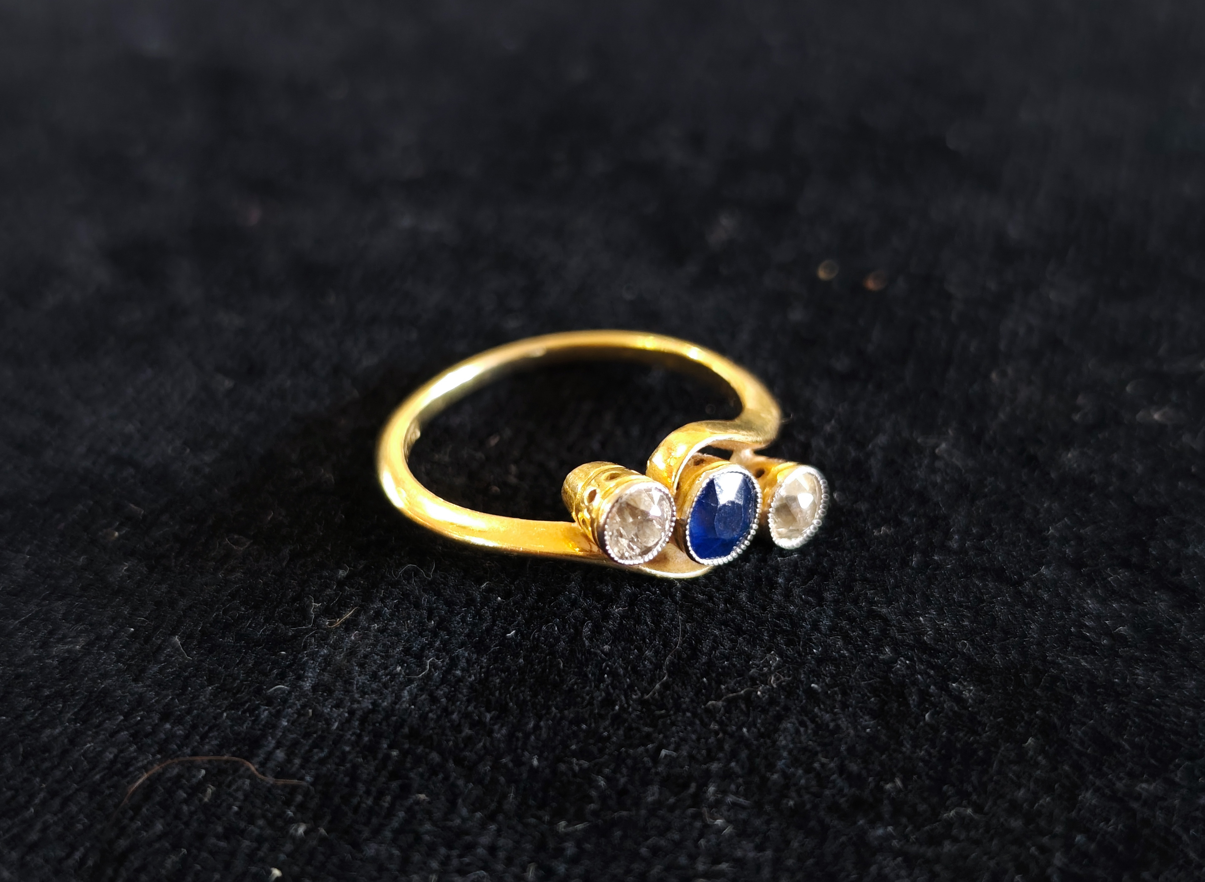 18CT Gold Ring w Sapphire + Diamonds — sold at auction in New Zealand for $1,000