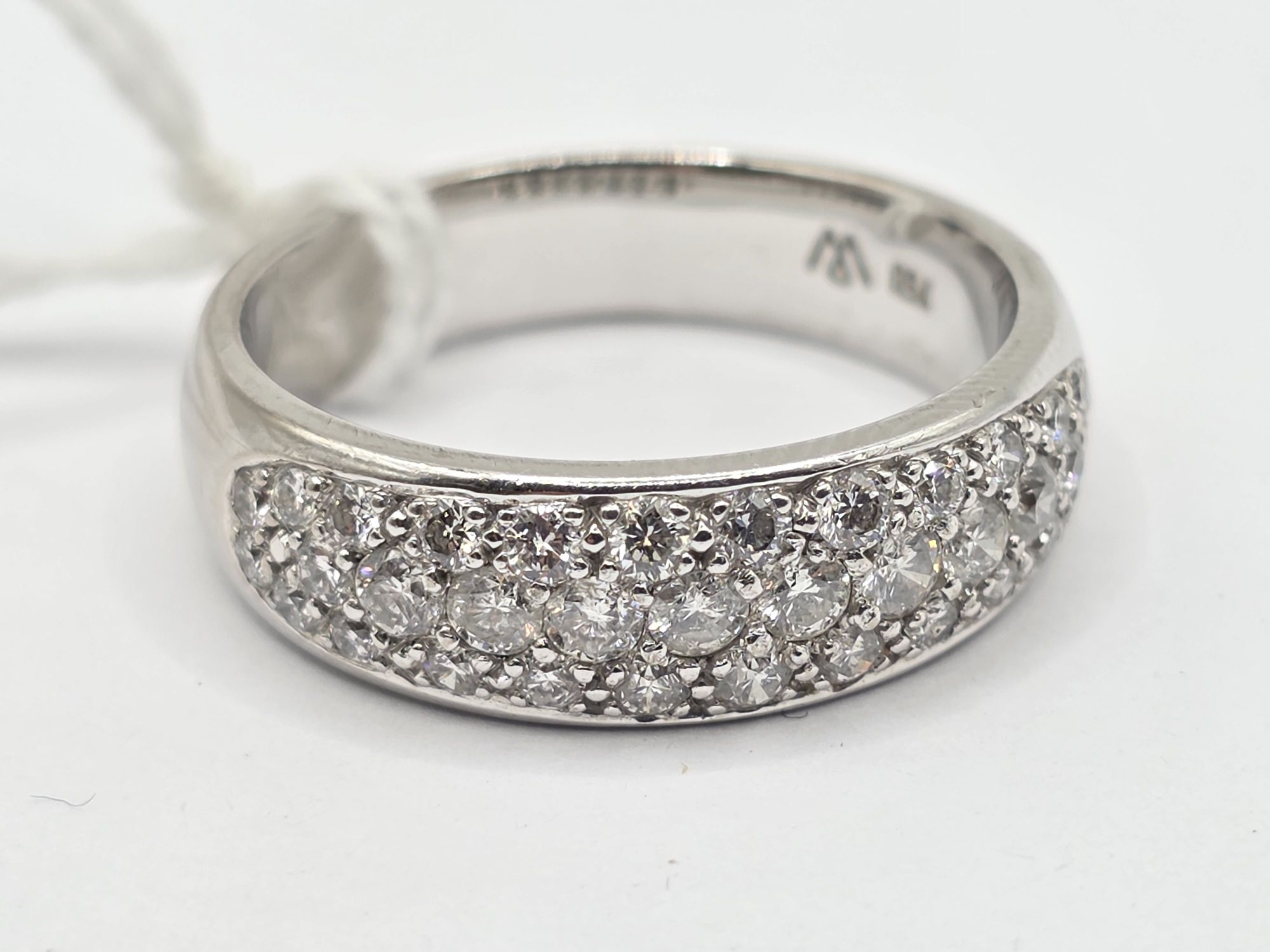 292 · 18CT GOLD DIAMOND RING