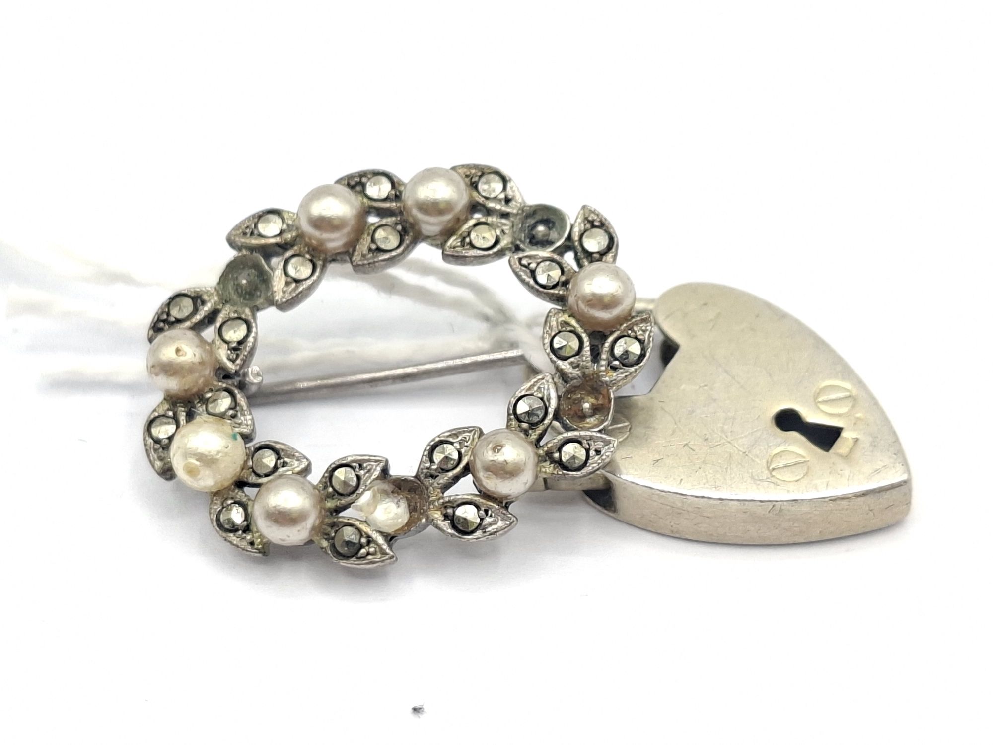 1015 · SILVER WREATH BROOCH AND PADLOCK CLASP