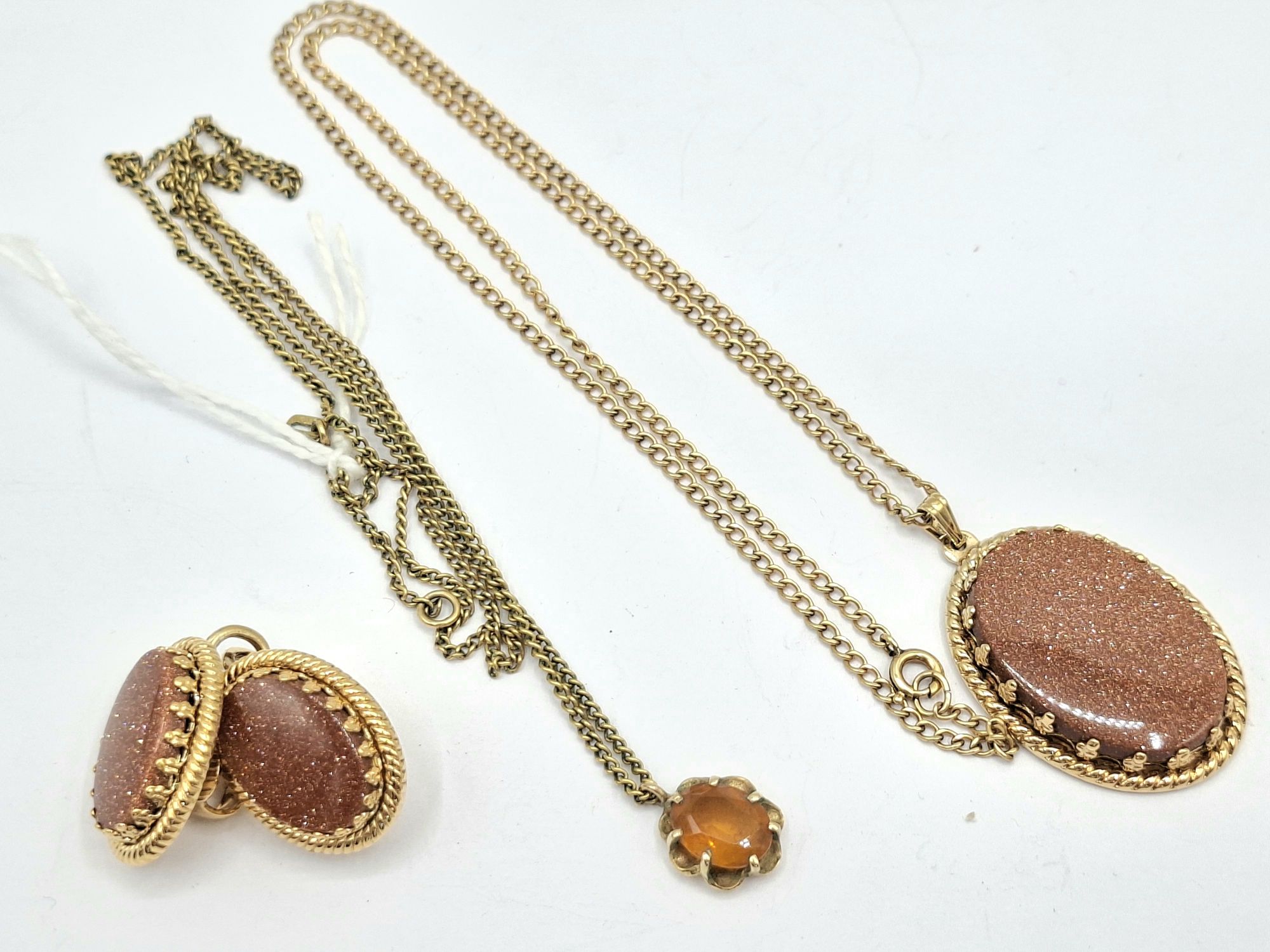1063 · 9CT GOLD AND PASTE PENDANT ON CHAIN