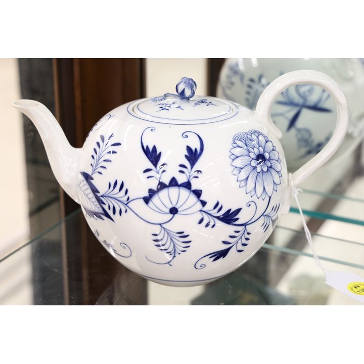 Meissen Blue Onion Porcelain Teapot 9'' - Slight flake to rose finial