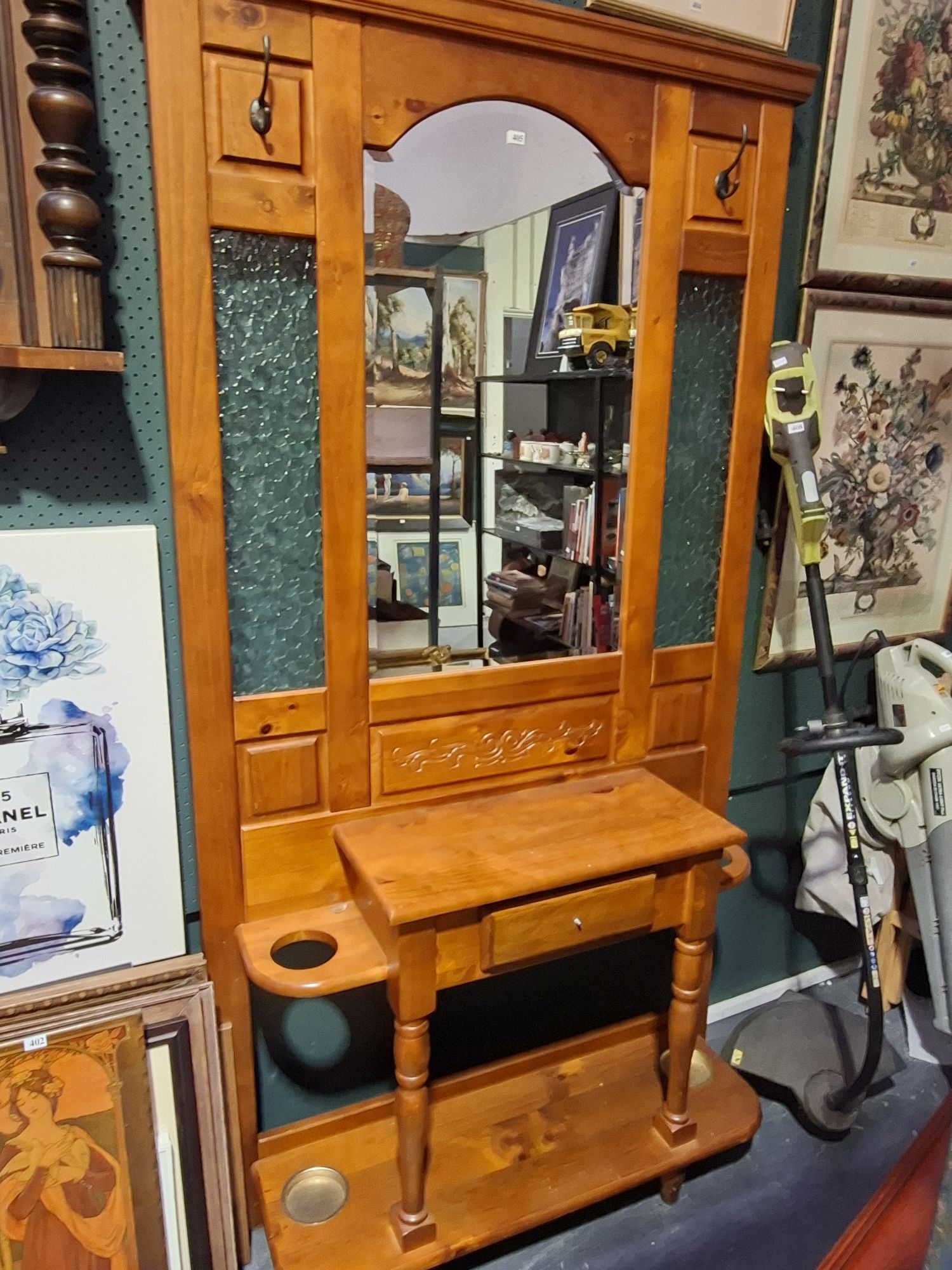 405 · PINE HALLSTAND