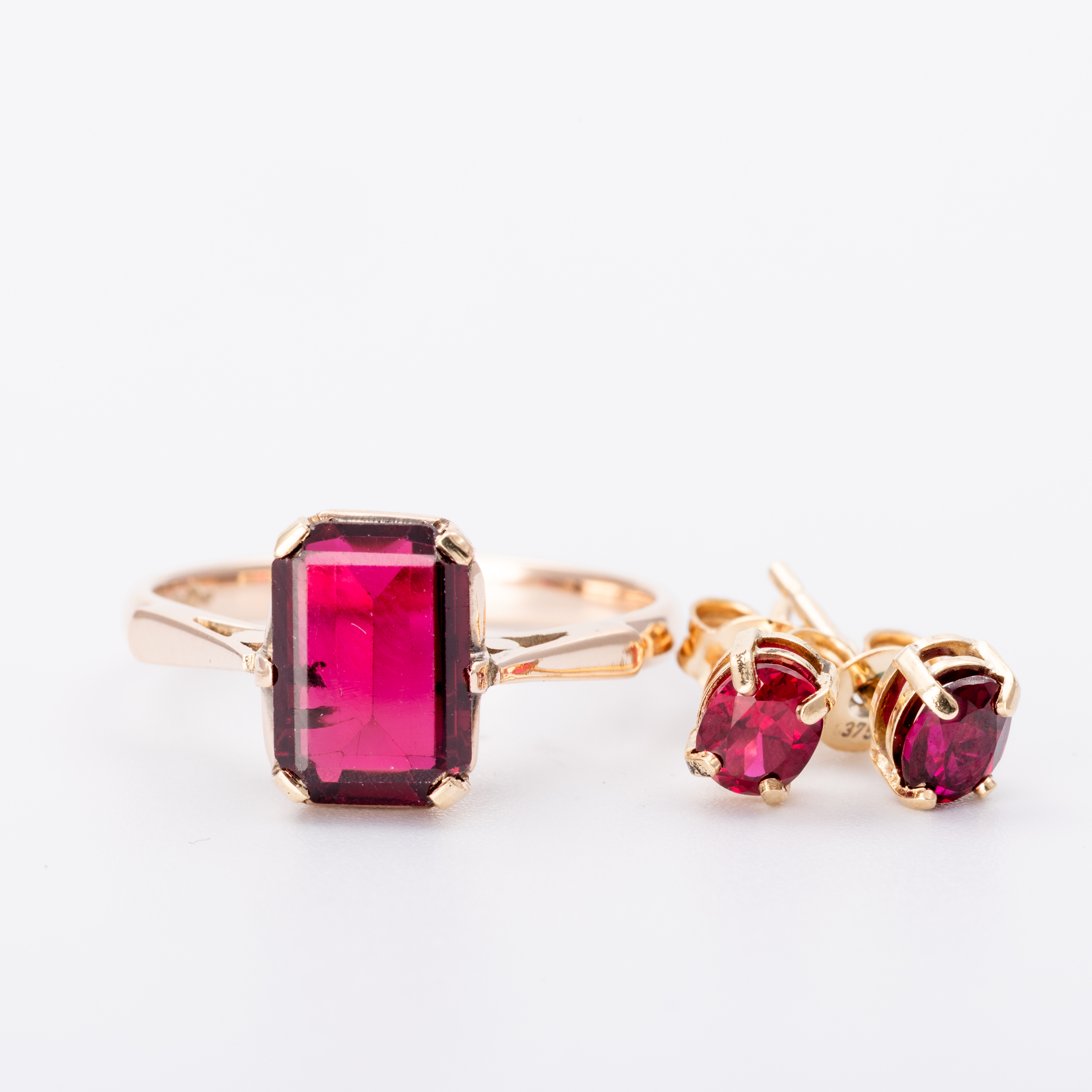 140 · Synthetic Ruby Ring & Earring Set 9ct Gold