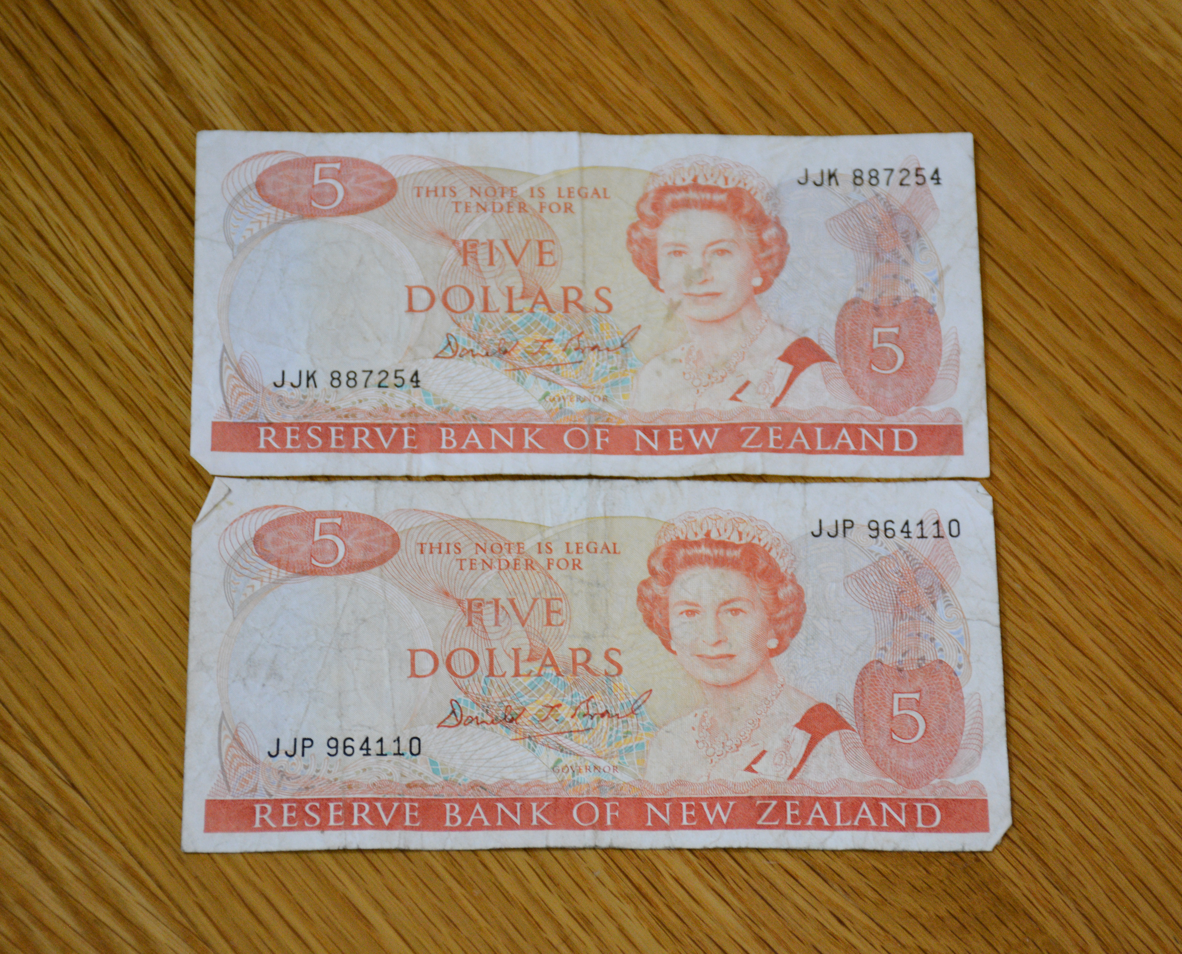 Vintage 5 Dollar NZ Bank Notes x 2 — NZ auction result