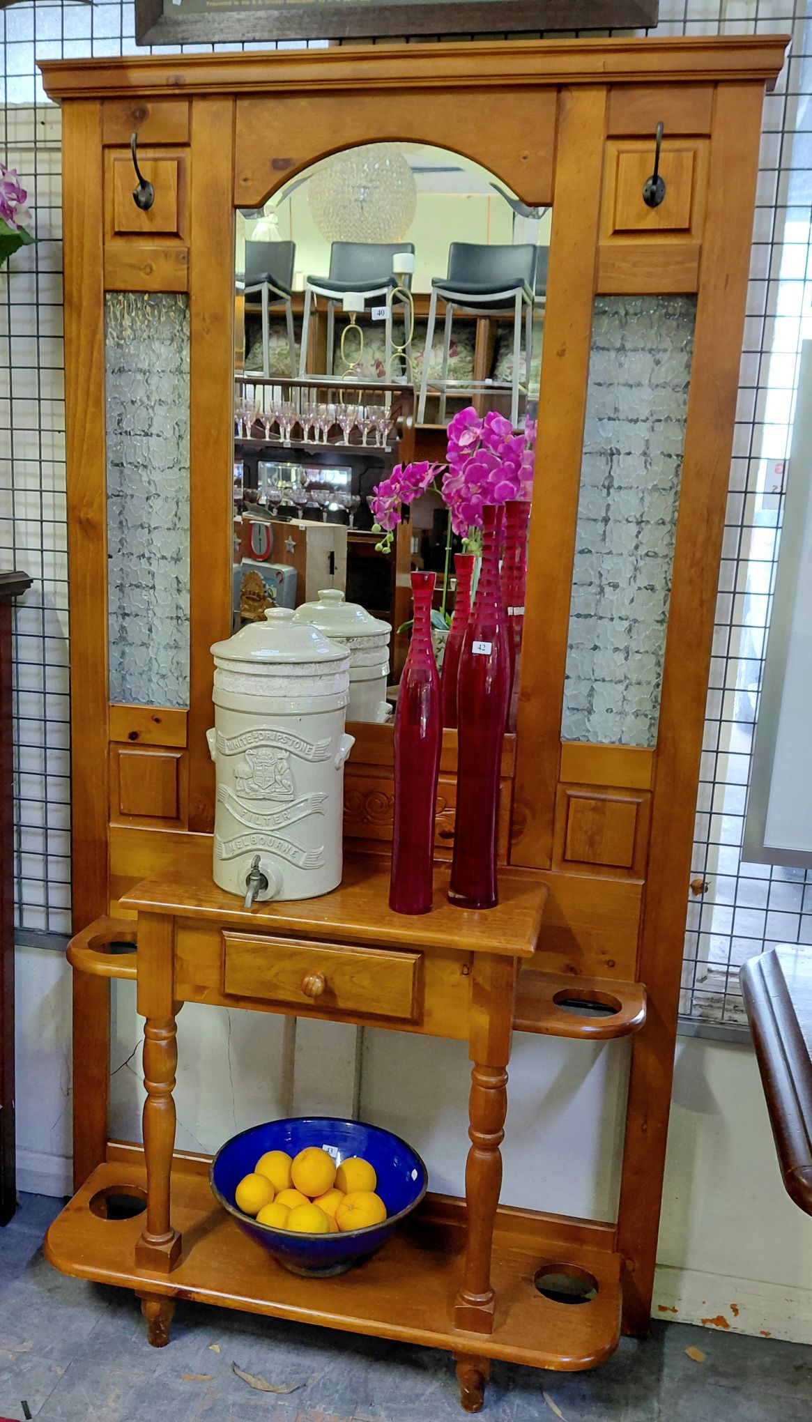 40 · PINE HALLSTAND