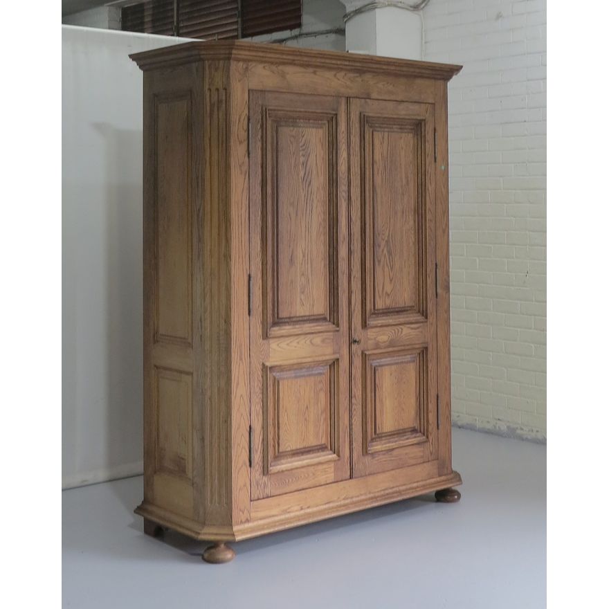 LARGE BLOCK & CHISEL OAK TWO-DOOR CUPBOARD