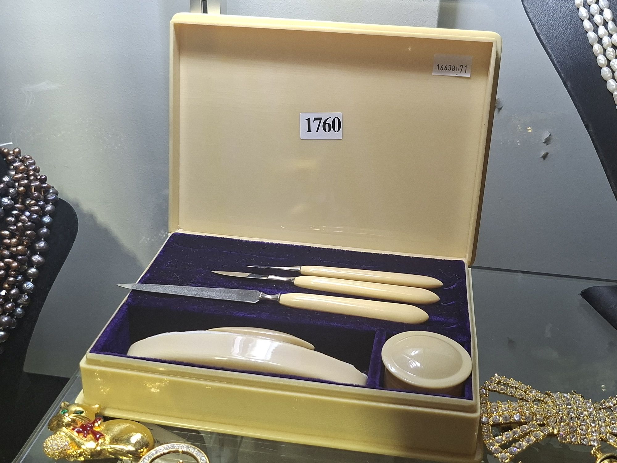 BAKELITE VANITY SET
