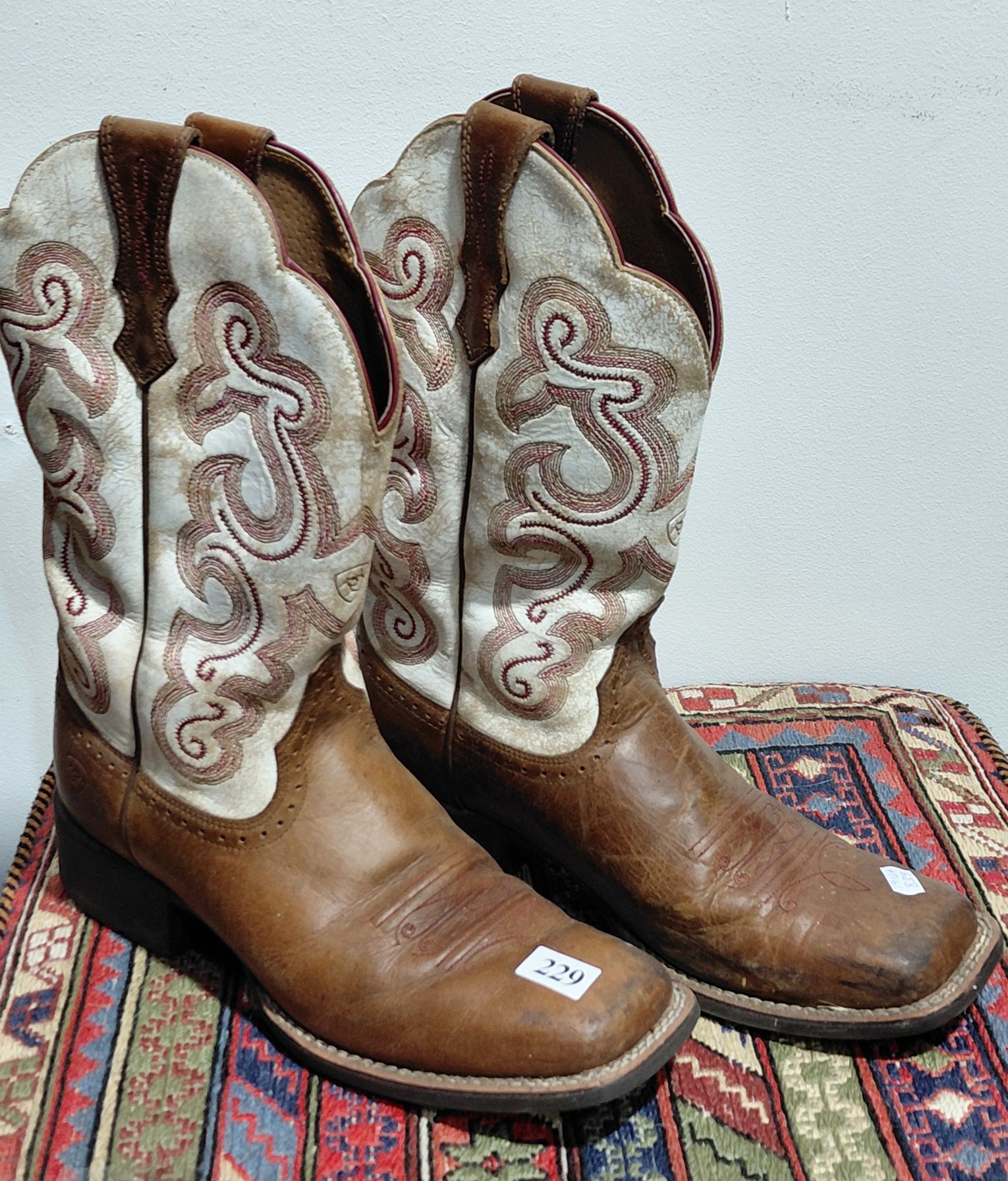 229 · COWBOY BOOTS, LEATHER WITH STITCH DECOR