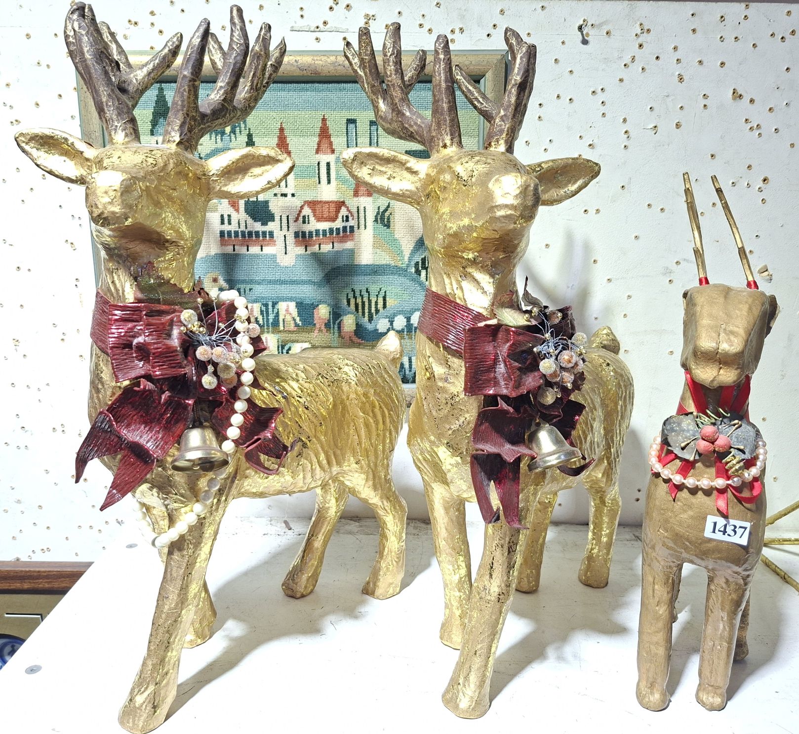 1437 · CHRISTMAS DECORATIONS