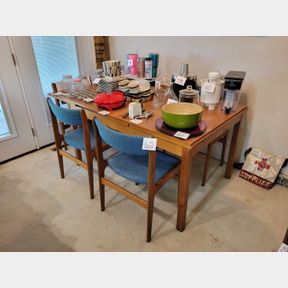 Mid Century Modern Oak table with slide out leaves and 6 chairs