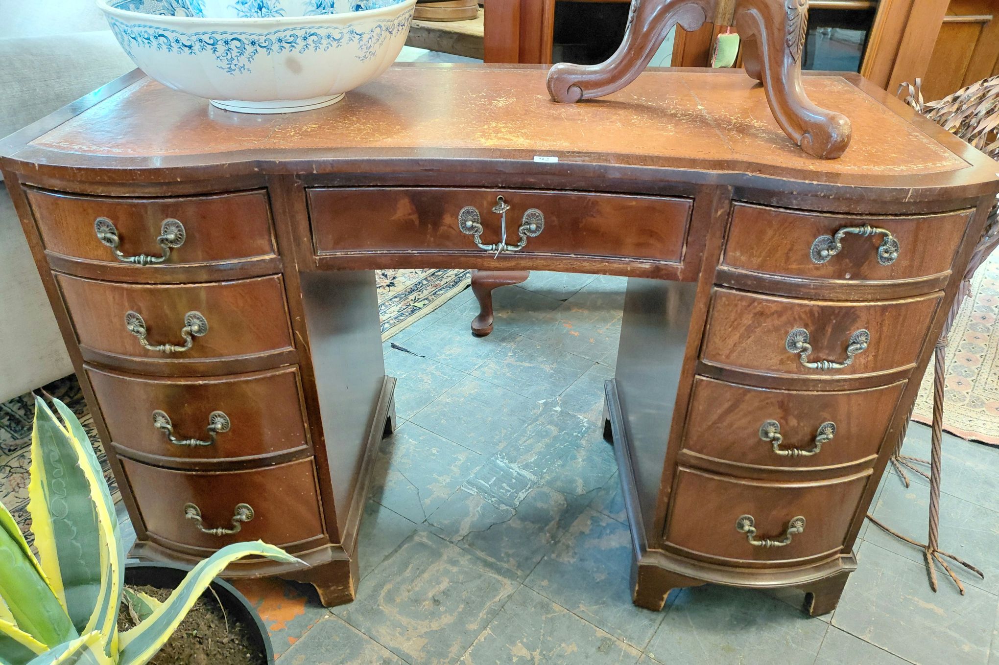 92 · A 20TH CENTURY MAHOGANY PEDESTAL DESK